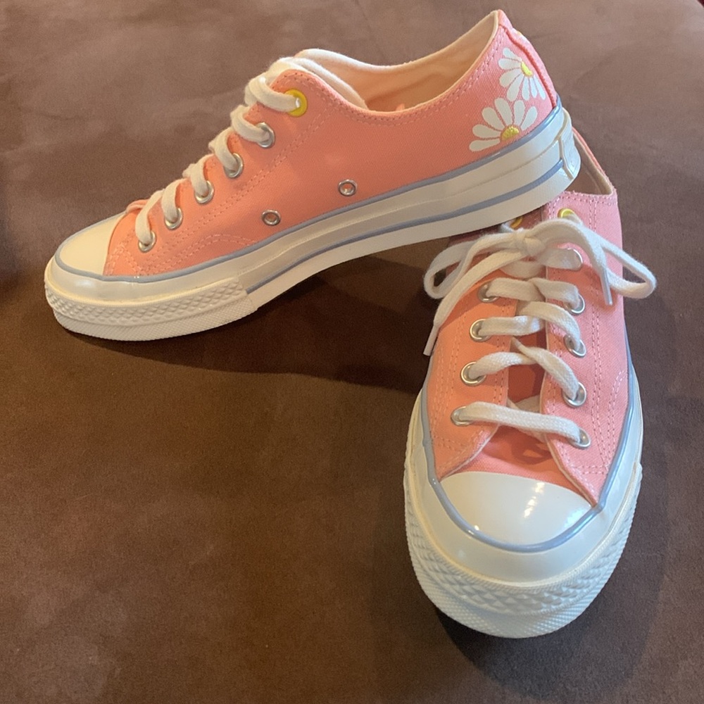 Chuck 70 Daisy’s: Women’s 8.5 pink daisy Converse